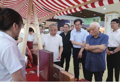 “探秘人参文化 尊享健康生活”市民科普活动在不朽情缘卖场人参展销体验中心举办 不朽情缘集团曹和平董事长陪同省市有关领导出席活动